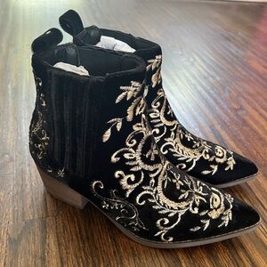 Joyfolie Chelzea Boot Size 7.5 NEW